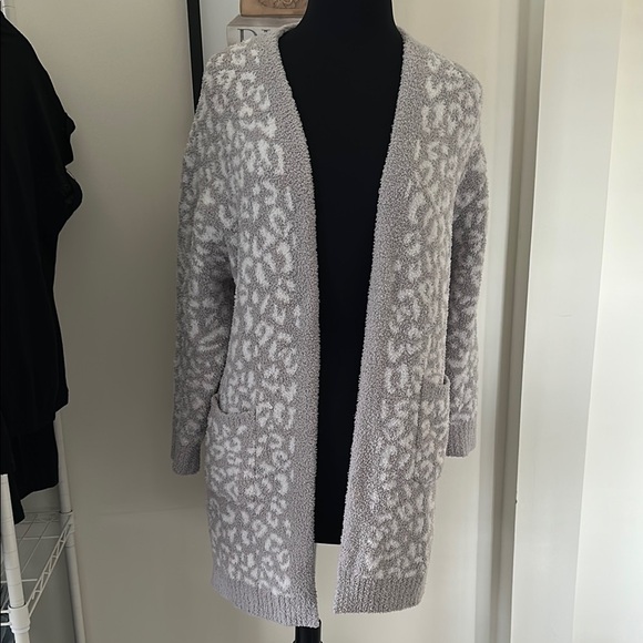 Pink Lily Gray Leopard Print Women's Sweater size small - Picture 2 of 7